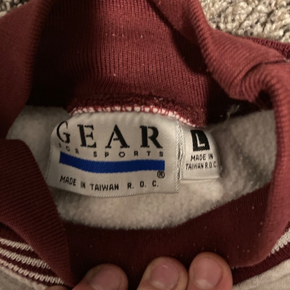 Gray and red crew neck - Picture 3 of 4